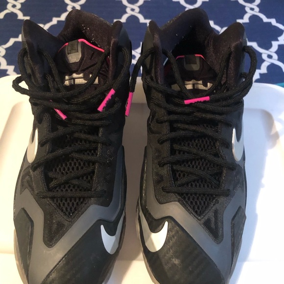 Nike Black and Gray Athletic Shoes - Picture 2 of 4